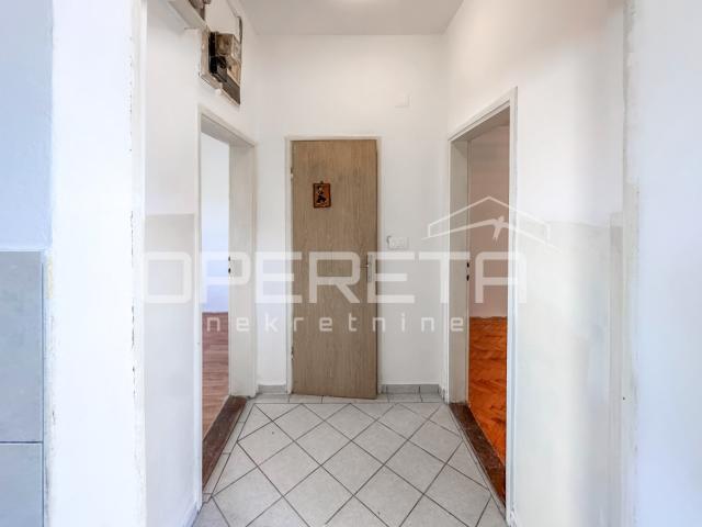 Stan za renovaciju na odličnoj lokaciji u Murteru