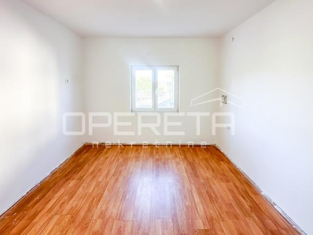 Stan za renovaciju na odličnoj lokaciji u Murteru