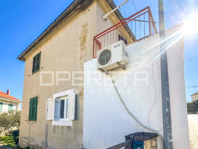 Stan za renovaciju na odličnoj lokaciji u Murteru