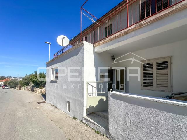 Stan za renovaciju na odličnoj lokaciji u Murteru