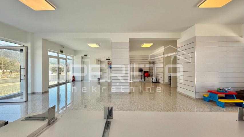 Atraktivan poslovni prostor 115 m² s parkingom – Starigrad Paklenica