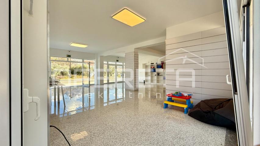 Atraktivan poslovni prostor 115 m² s parkingom – Starigrad Paklenica