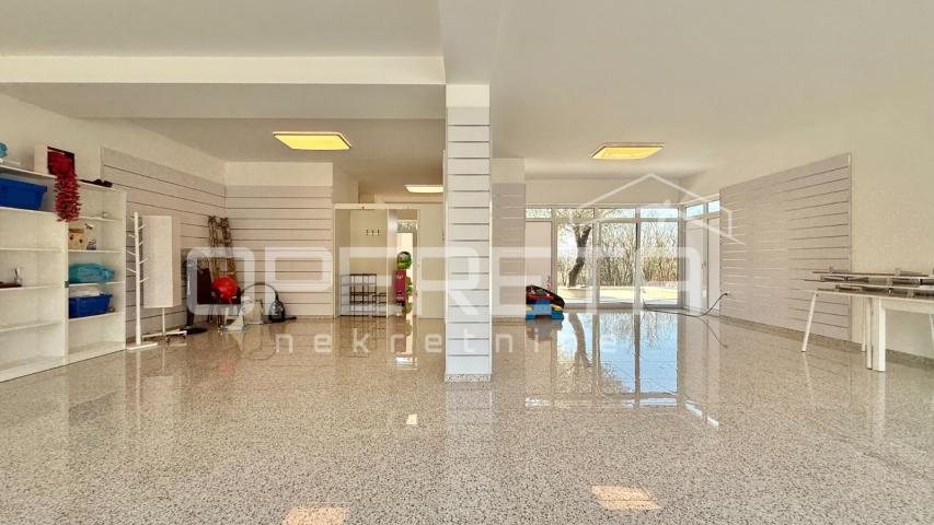 Atraktivan poslovni prostor 115 m² s parkingom – Starigrad Paklenica