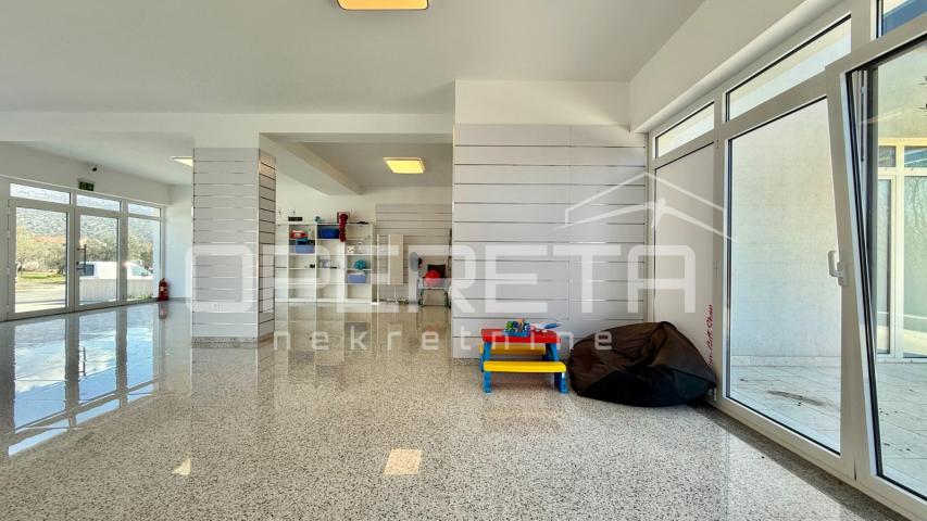 Atraktivan poslovni prostor 115 m² s parkingom – Starigrad Paklenica