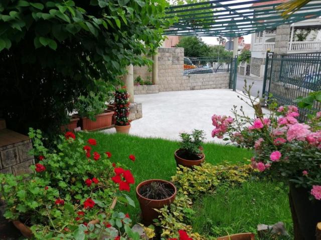 Dvosoban Stan na Odličnoj Lokaciji u Budvi, Podkosljun (na duzi period)