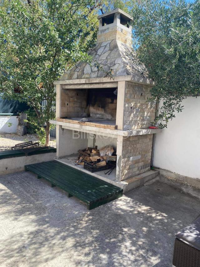 Prodaja, kuća u blizini plaže s bazenom, Pirovac