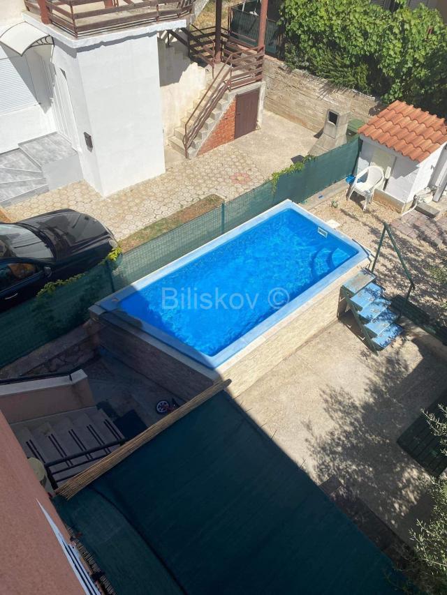 Prodaja, kuća u blizini plaže s bazenom, Pirovac