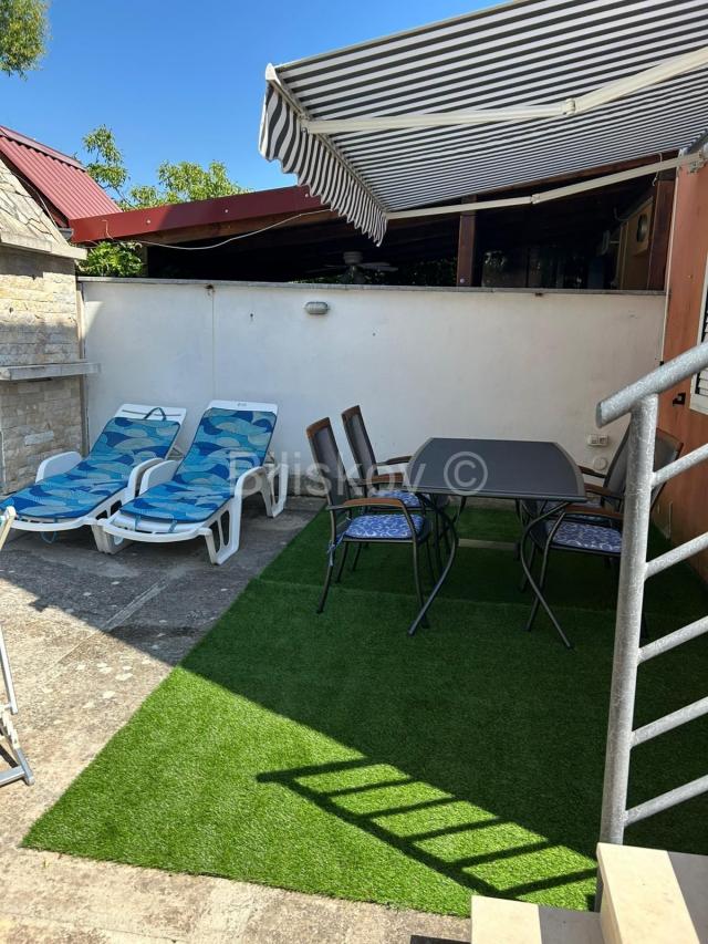 Prodaja, kuća u blizini plaže s bazenom, Pirovac