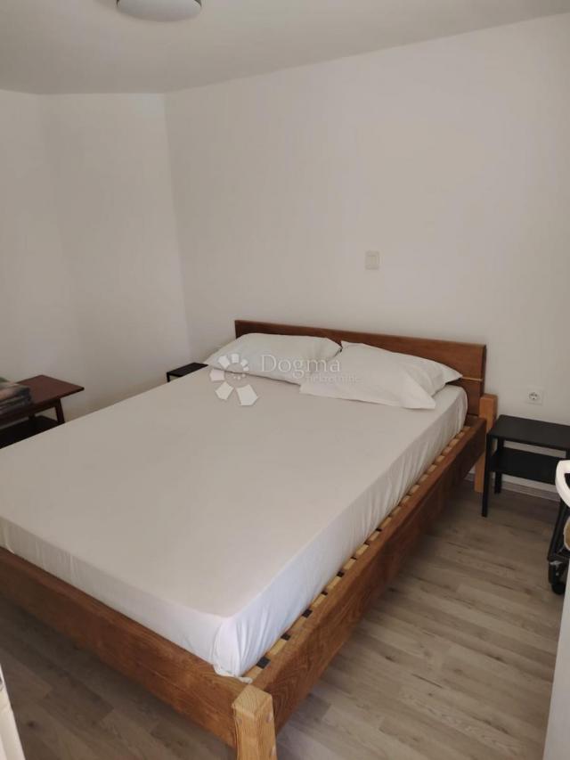 Lovran – kuća s 3 stana i okućnicom