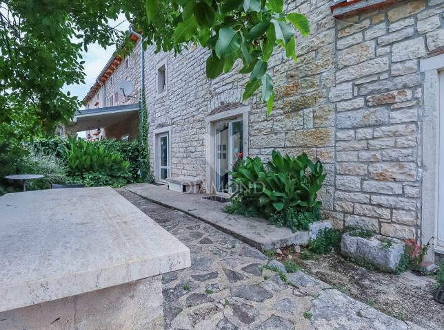 Divna kamena kuća  u manjem mjestu blizu Rovinja