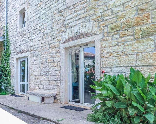Divna kamena kuća  u manjem mjestu blizu Rovinja