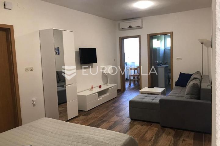 Starigrad, Tribanj, prostrana kuća s pogledom na more i šest apartmana