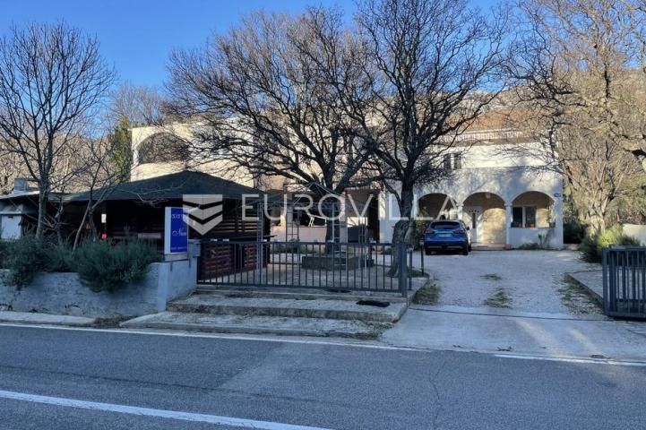 Starigrad, Tribanj, prostrana kuća s pogledom na more i šest apartmana