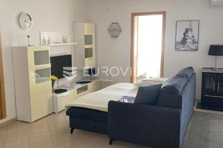 Starigrad, Tribanj, prostrana kuća s pogledom na more i šest apartmana