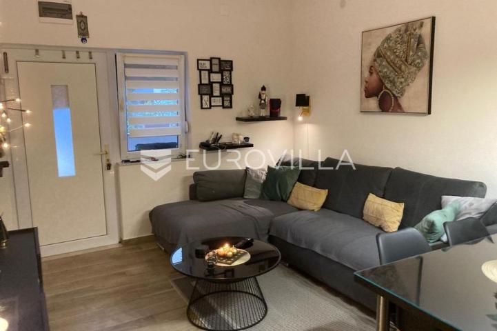 Starigrad, Tribanj, prostrana kuća s pogledom na more i šest apartmana