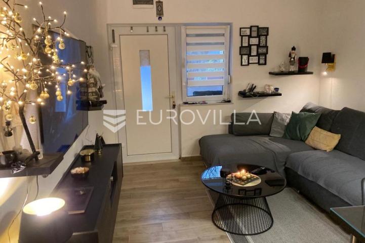 Starigrad, Tribanj, prostrana kuća s pogledom na more i šest apartmana