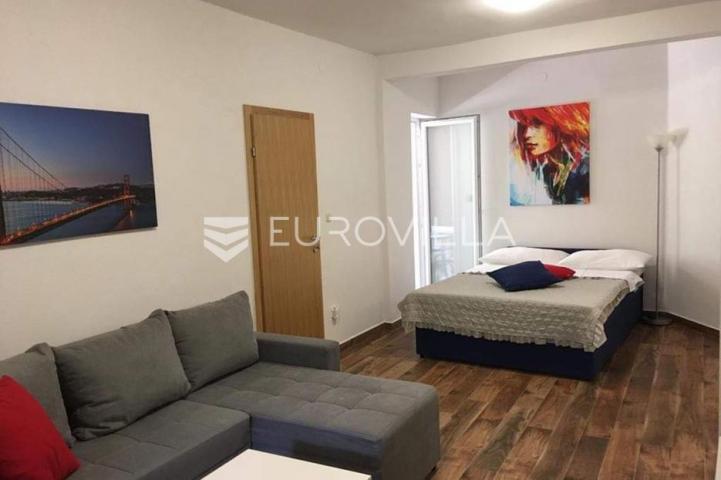 Starigrad, Tribanj, prostrana kuća s pogledom na more i šest apartmana