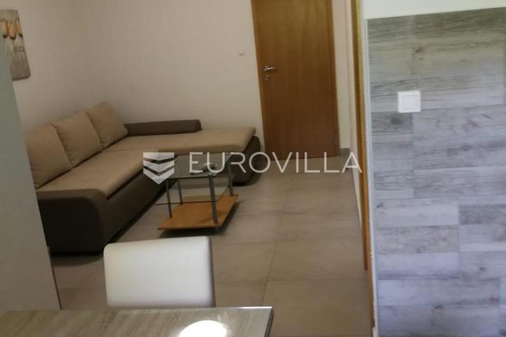 Starigrad, Tribanj, prostrana kuća s pogledom na more i šest apartmana