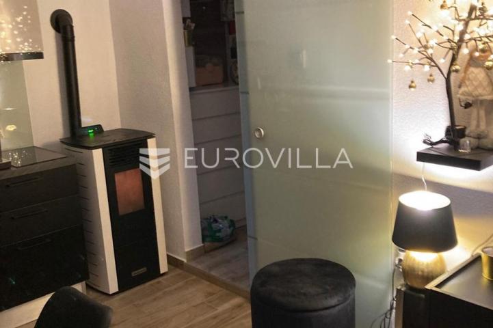 Starigrad, Tribanj, prostrana kuća s pogledom na more i šest apartmana