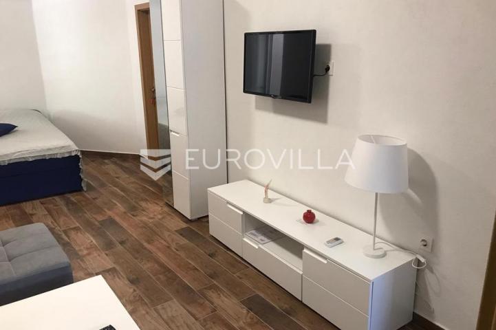 Starigrad, Tribanj, prostrana kuća s pogledom na more i šest apartmana