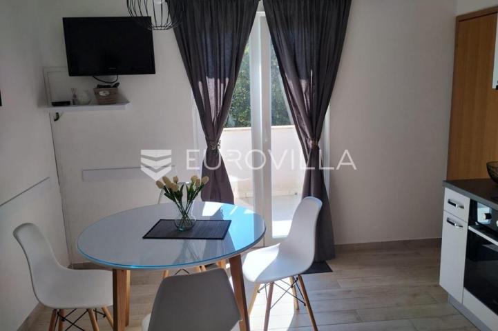 Starigrad, Tribanj, prostrana kuća s pogledom na more i šest apartmana