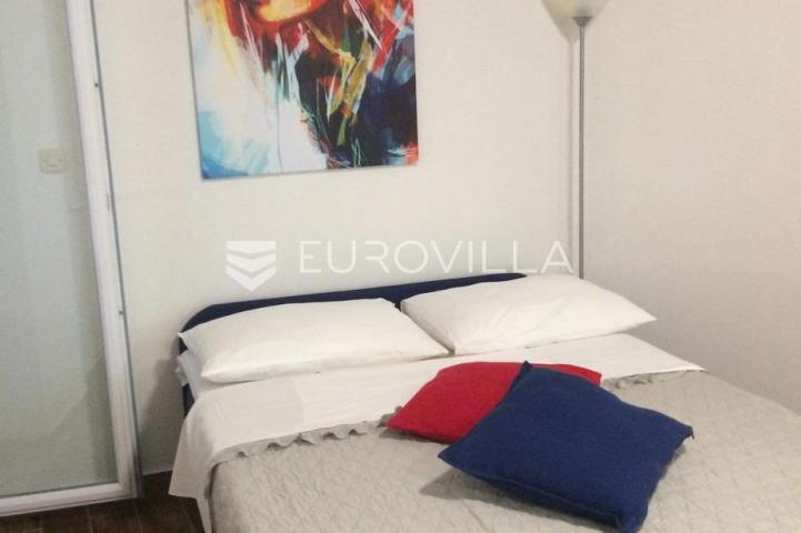 Starigrad, Tribanj, prostrana kuća s pogledom na more i šest apartmana