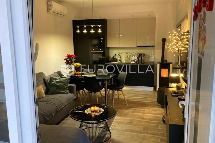 Starigrad, Tribanj, prostrana kuća s pogledom na more i šest apartmana