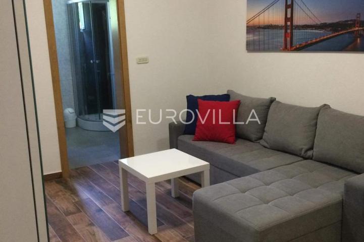 Starigrad, Tribanj, prostrana kuća s pogledom na more i šest apartmana
