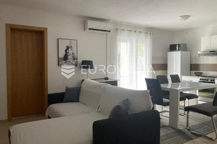Starigrad, Tribanj, prostrana kuća s pogledom na more i šest apartmana