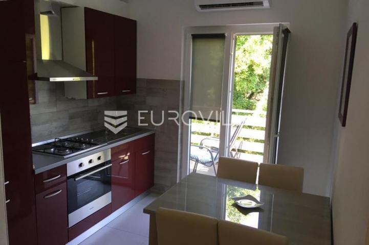 Starigrad, Tribanj, prostrana kuća s pogledom na more i šest apartmana