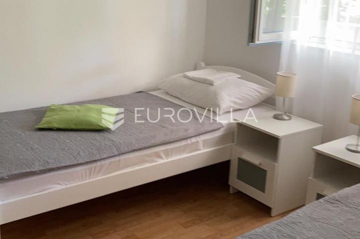 Starigrad, Tribanj, prostrana kuća s pogledom na more i šest apartmana