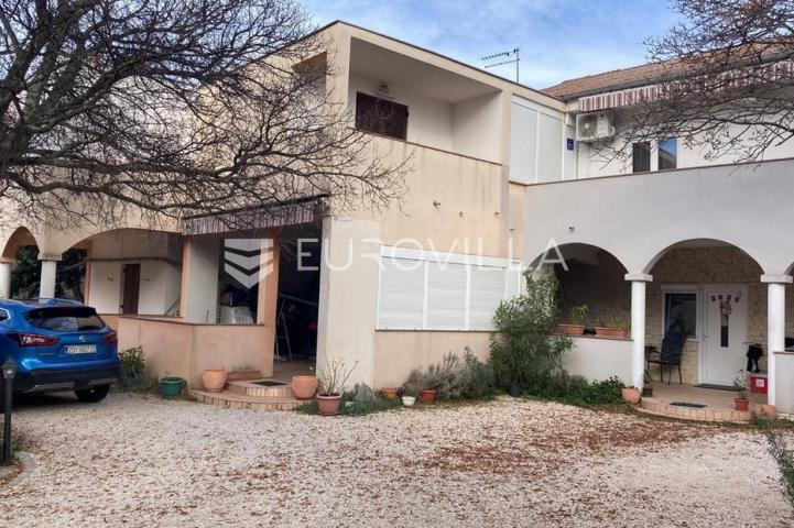 Starigrad, Tribanj, prostrana kuća s pogledom na more i šest apartmana