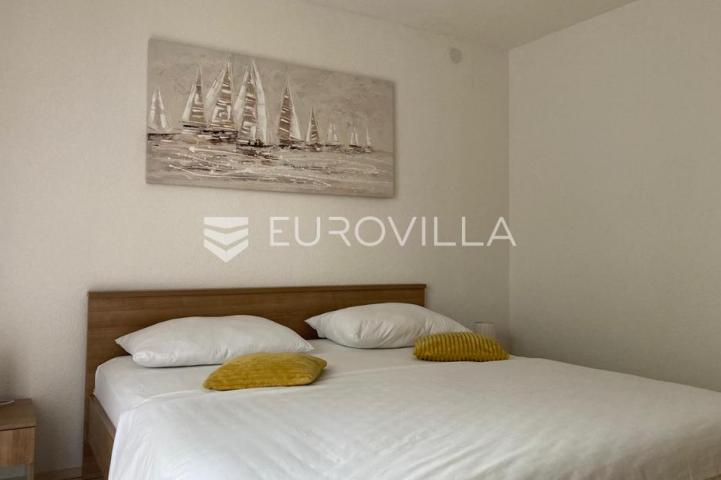 Starigrad, Tribanj, prostrana kuća s pogledom na more i šest apartmana