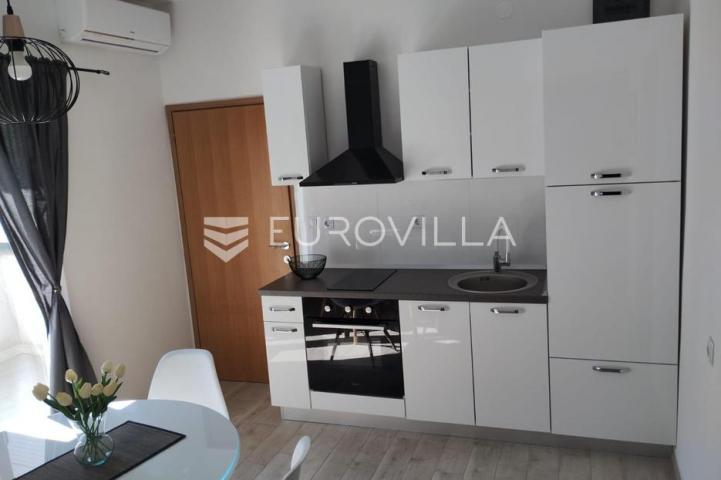 Starigrad, Tribanj, prostrana kuća s pogledom na more i šest apartmana