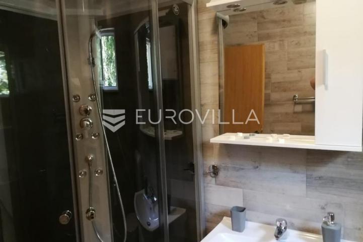 Starigrad, Tribanj, prostrana kuća s pogledom na more i šest apartmana