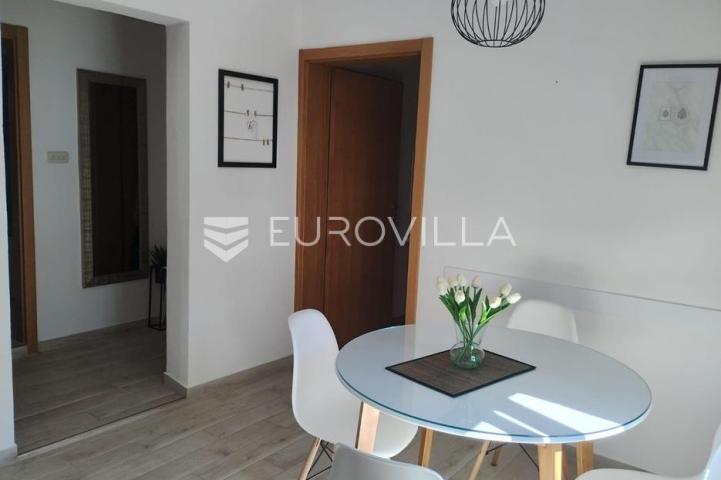 Starigrad, Tribanj, prostrana kuća s pogledom na more i šest apartmana
