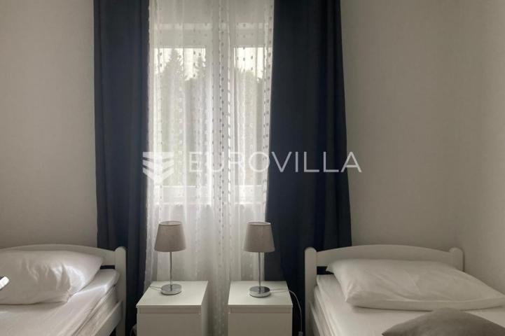 Starigrad, Tribanj, prostrana kuća s pogledom na more i šest apartmana