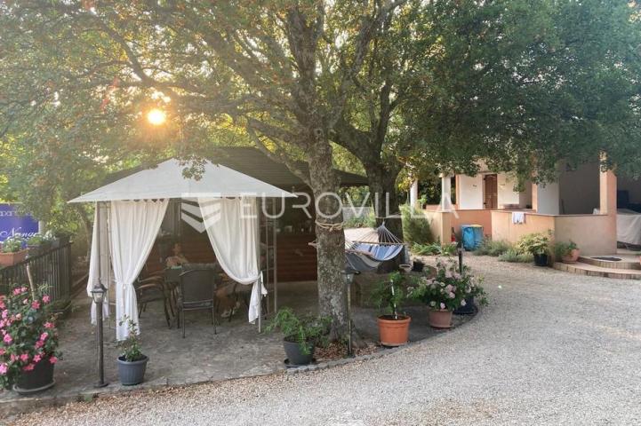 Starigrad, Tribanj, prostrana kuća s pogledom na more i šest apartmana