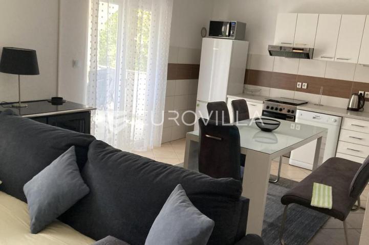 Starigrad, Tribanj, prostrana kuća s pogledom na more i šest apartmana