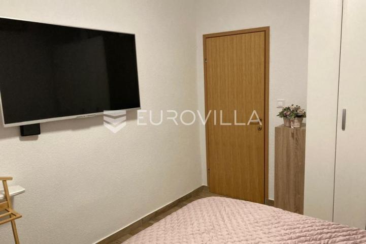 Starigrad, Tribanj, prostrana kuća s pogledom na more i šest apartmana
