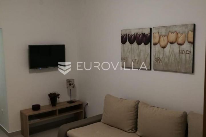 Starigrad, Tribanj, prostrana kuća s pogledom na more i šest apartmana