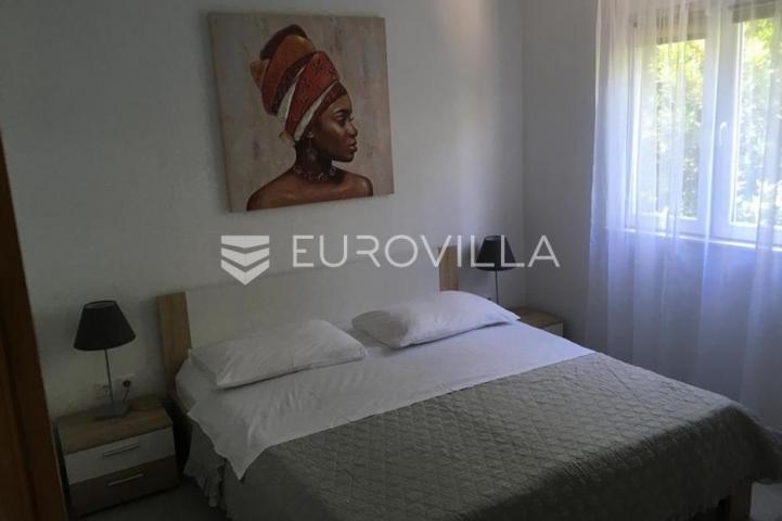 Starigrad, Tribanj, prostrana kuća s pogledom na more i šest apartmana