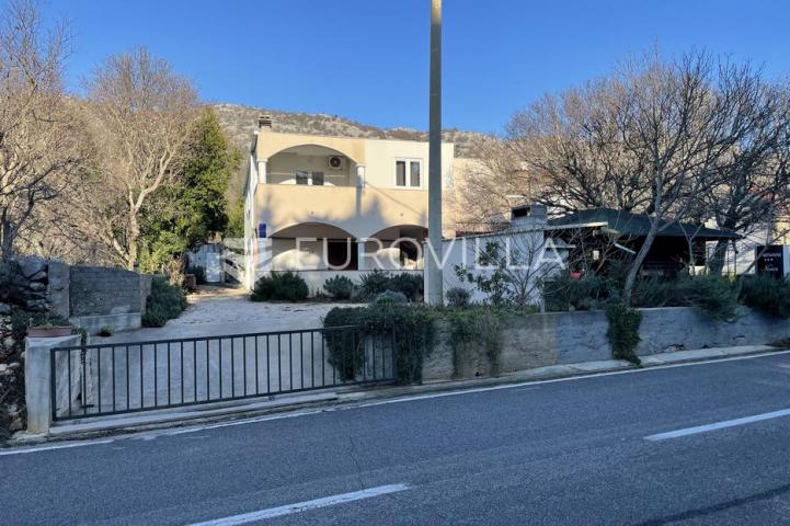 Starigrad, Tribanj, prostrana kuća s pogledom na more i šest apartmana