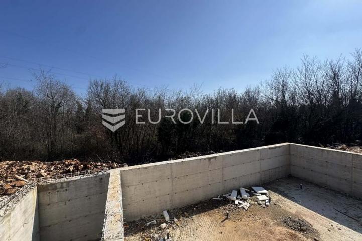 Istra, Labin, moderna prizemnica s bazenom, novogradnja