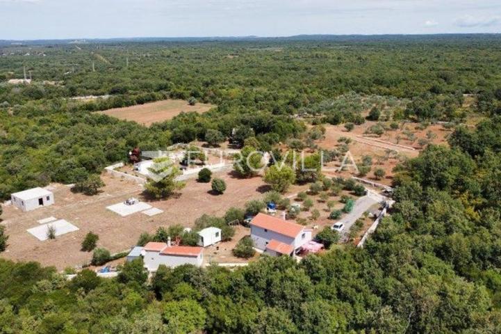 Istra, Peroj, Samostojeća kuća s pomoćnim objektom u srcu prirode