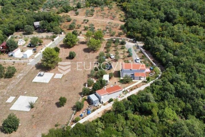 Istra, Peroj, Samostojeća kuća s pomoćnim objektom u srcu prirode