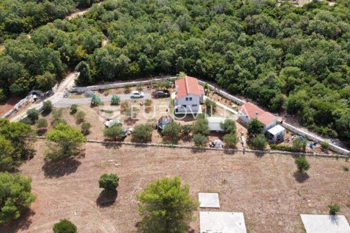 Istra, Peroj, Samostojeća kuća s pomoćnim objektom u srcu prirode