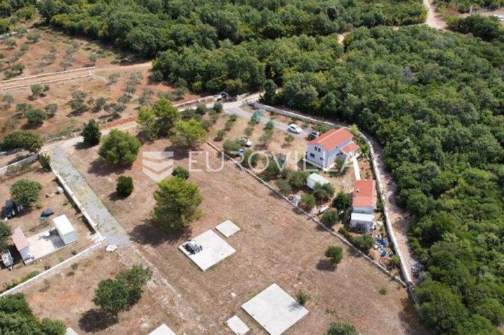 Istra, Peroj, Samostojeća kuća s pomoćnim objektom u srcu prirode
