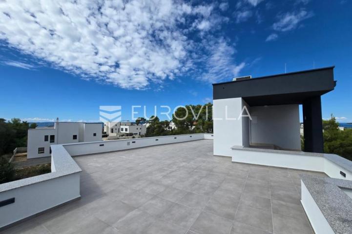 Zadar, Petrčane, penthouse s krovnom terasom i pogledom na more