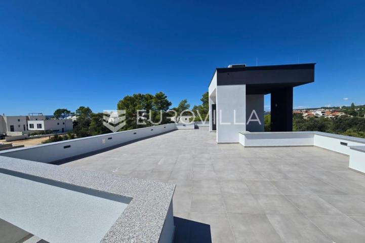 Zadar, Petrčane, penthouse s krovnom terasom i pogledom na more